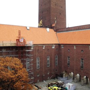 Mellan 2010 och 2012 lade vi om teglet p Stadshuset i Stockholm. Arbetet utfrdes i tre etapper och gjordes p uppdrag av Stockholms stad.